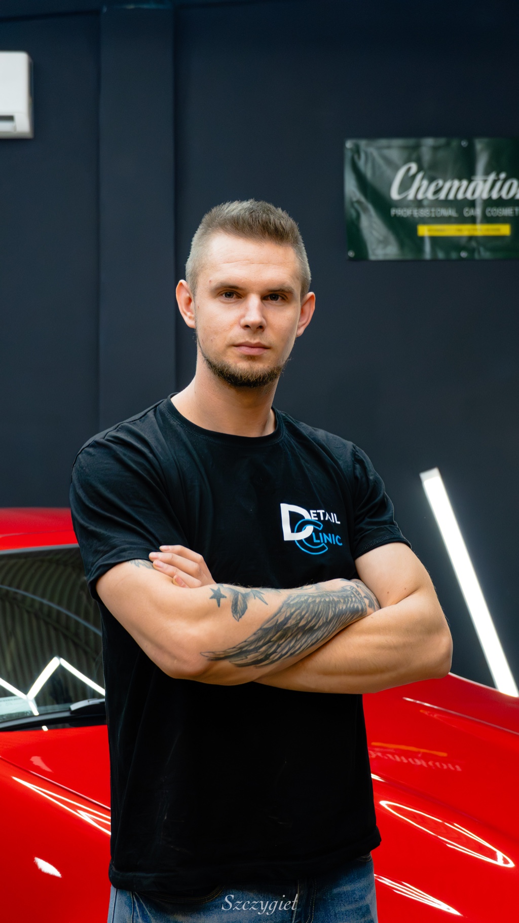 Filip - detailer w pracy przy aucie
